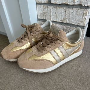 Woman’s Gola sneakers, Gold- size 8